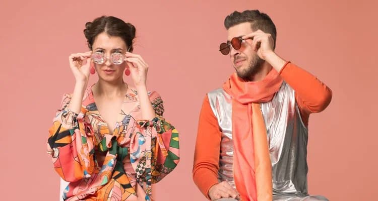Santi & Tugce in a colourful press portrait